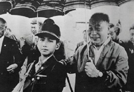 1970年七虎少棒隊衛冕失利，回台時蔣經國冒雨親自接機，還開心地替表情凝重的小球員李宗洲撐傘。 圖：管仁健／提供（剪報）