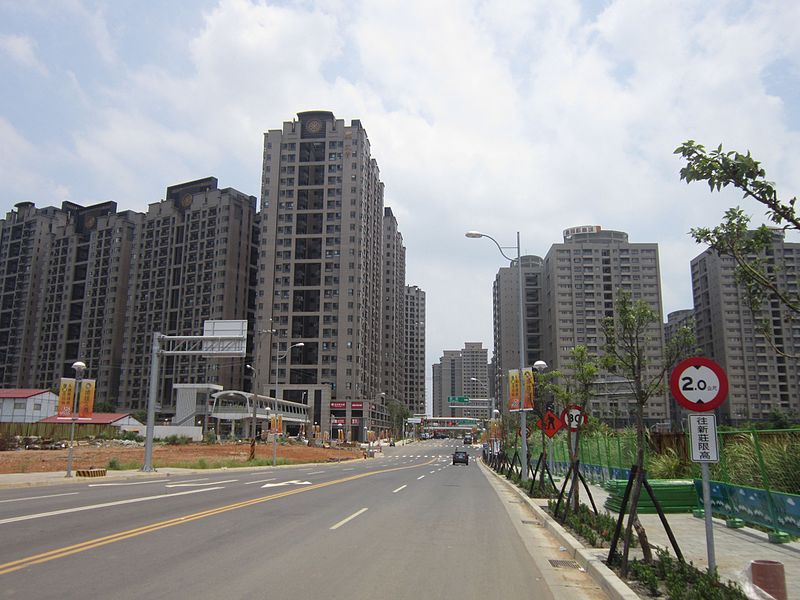 桃園市政府說明，機場捷運A7站的合宜住宅的4家建設公司，已依「下水道法暨下水道法施行細則」設置專用下水道污水處理設施，並於104年分別取得桃園市政府核發使用許可，處理後的排放流水皆能符合環保護規定的水質標準。 圖：翻攝自維基百科