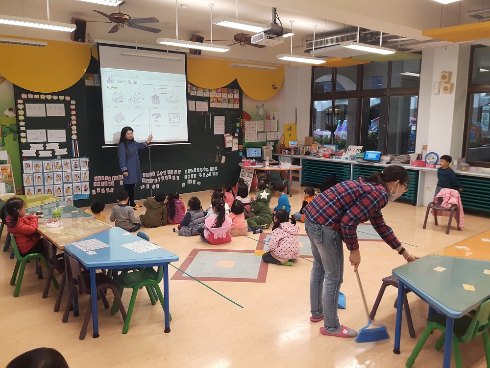 幼兒園上課期間教室窗戶緊閉，容易造成室內空品不良。 圖：桃園市環保局提供