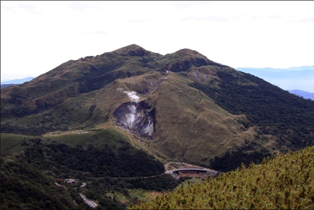大屯火山群近日噴發白煙，讓不少民眾憂心。 圖：翻攝自wiki