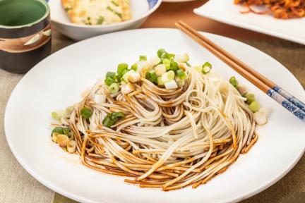 大安區農會表示，將在地特產大安葱及安溪芋加工製作成麵條，麵條口感Q彈，散發出濃濃的香氣。 圖：大安區農會提供