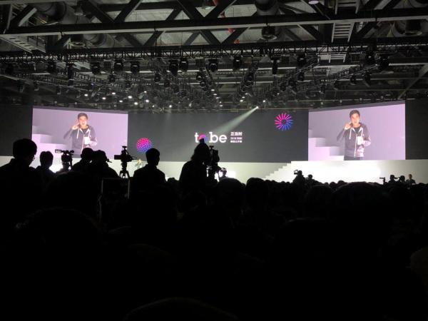 騰訊集團今天上午在廣州舉行年度微信公開課pro活動，由集團高級執行副總裁兼微信事業群總裁張小龍主講。張小龍指出，「在設計產品最初之時，騰訊董事會主席馬化騰就建議說，「從安全性角度，微信所有聊天記錄都不保存是最好的」。 圖：取自澎湃新聞