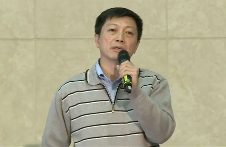 華視近來內部人事大洗牌，總經理郭建宏日因不適任遭董事會解雇，郭建宏向媒體痛訴華視對他不公不義。華視董事在今 (15) 天召開記者會，董事會成員張天立批評郭建宏，只想攬功逼走一堆人，幫他顧面子還不知感恩。 圖 : 翻攝自Youtube