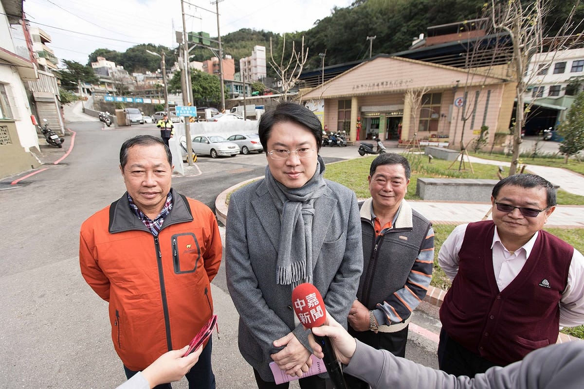 中山區公所推動原臨港線鐵路閒置空間及通明親子公園改造計畫，基隆市長林右昌今(15)日上午特別前往現場視察，並表示將透過「針灸式」都市發展策略，讓老舊社區環境逐步改善。 圖：基隆市政府／提供