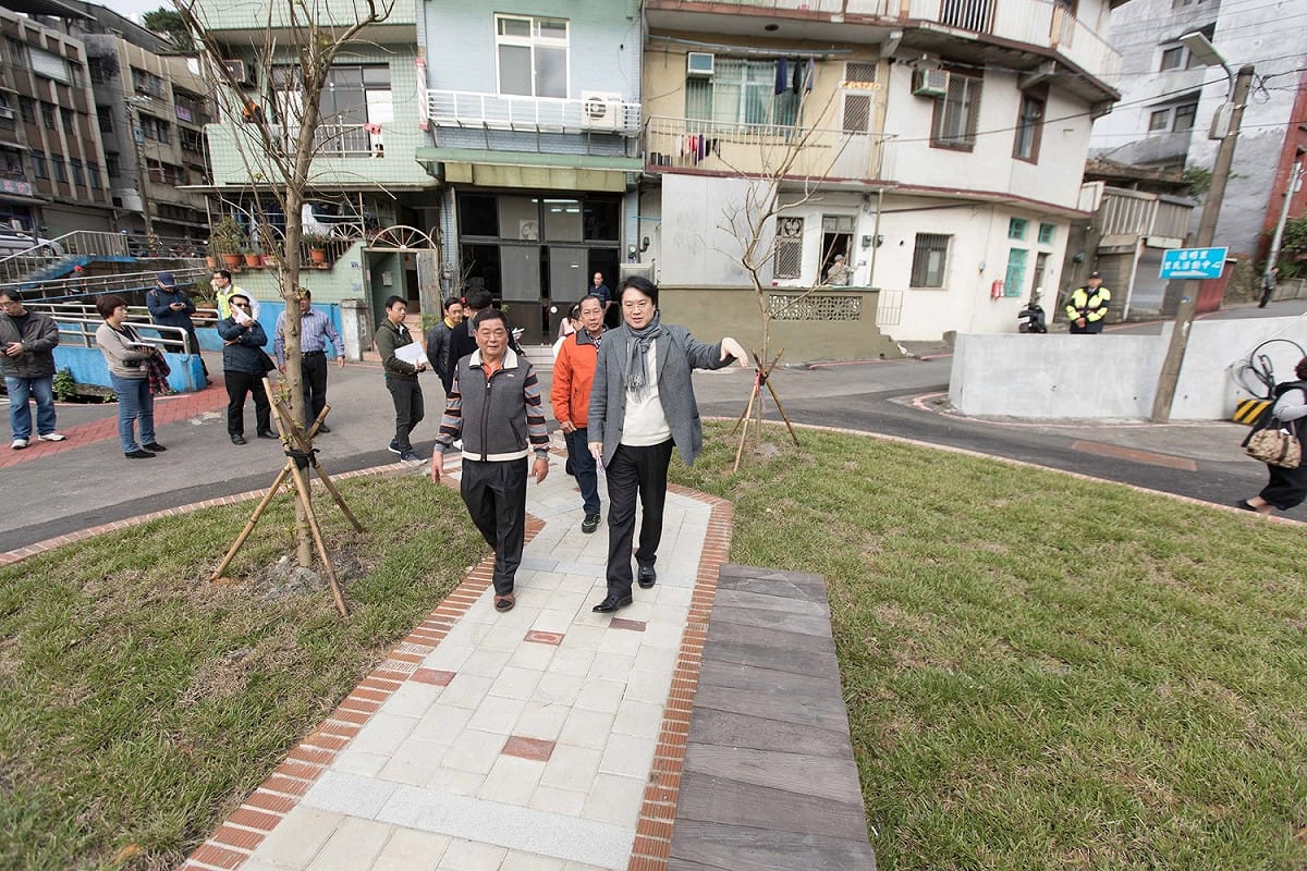 林右昌說，這是基隆市繼29號橋下空間之後，第二個以校園為核心的改善計畫成果。 圖：基隆市政府／提供
