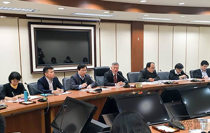 經濟部長沈榮津(左四)說明離岸風電分配機制。 圖：取自經濟部網站
