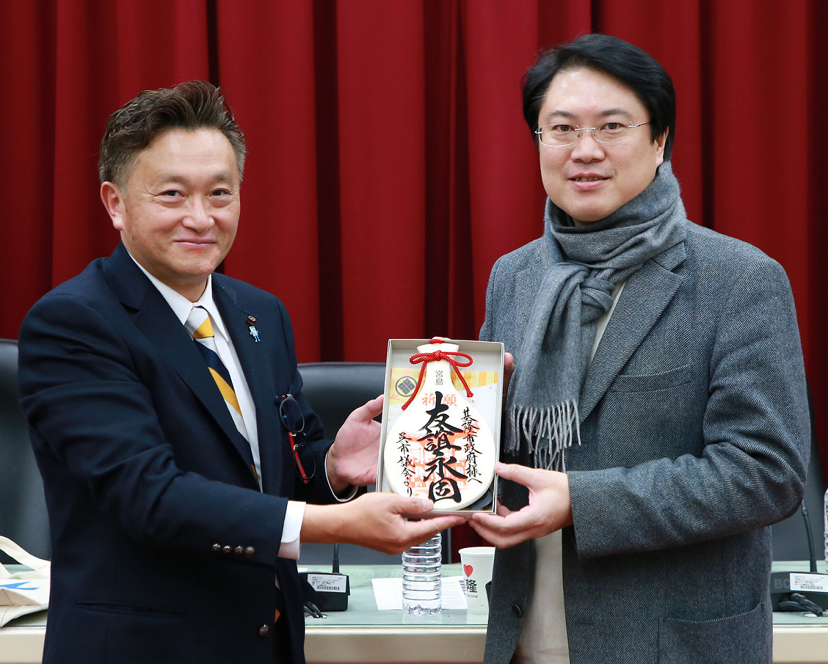 吳市市議會訪問團今（15）天到基隆市政府拜會市長林右昌。 圖：基隆市政府 / 提供