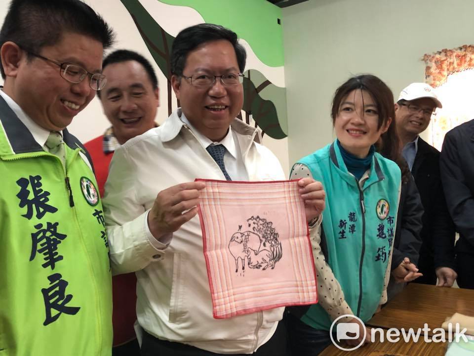 「花語寄情—2018戀戀魯冰花熱身種植活動」今（15）日在龍潭區三水水土保持戶外教室舉行，桃園市長鄭文燦體驗在地拓印課程。 圖:陳奕/攝