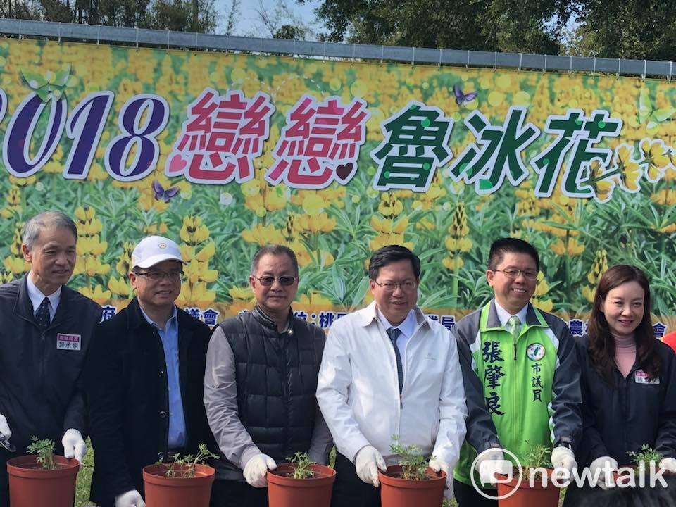 桃園市長鄭文燦今（15）日前往龍潭區三水水土保持戶外教室，出席「花語寄情—2018戀戀魯冰花熱身種植活動」，包括桃園市議員張肇良、市府副秘書長邱俊銘、農業局長郭承泉、客家局長蔣絜安、地稅局長林延文、龍潭區長鄧昱綵皆一同出席。 圖:陳奕/攝