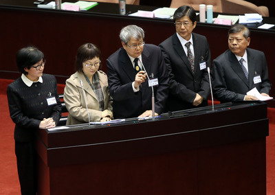 立法院全院委員會15日對監察院監察委員被提名人行使同意權資格審查及詢問，被提名監委楊芳玲（左起）、楊芳婉、陳師孟、蔡崇義、趙永清在議場答詢。 圖 : 中央社