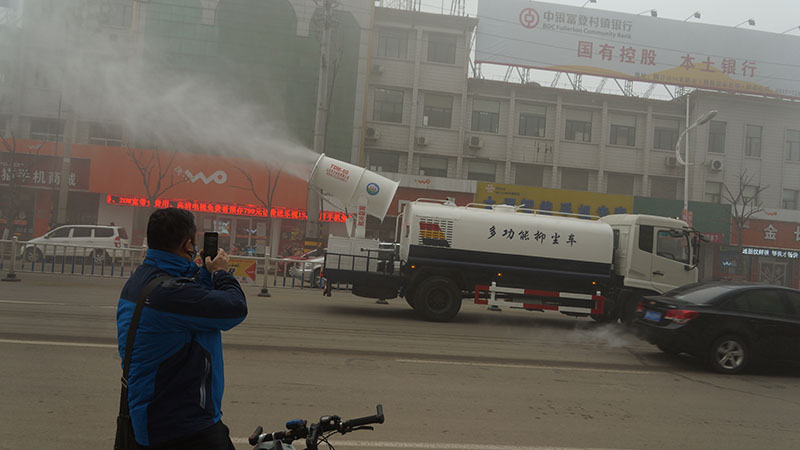 霧炮車是運用粉塵透過與水黏結而具結增大的原理，讓細小粉成沉降到地面，解決揚塵問題，但原本用來解決空氣汙染、霧霾問題的霧炮車，卻成為空氣品質數據造假的「利器」。 圖：取自山東華力機電公司網站