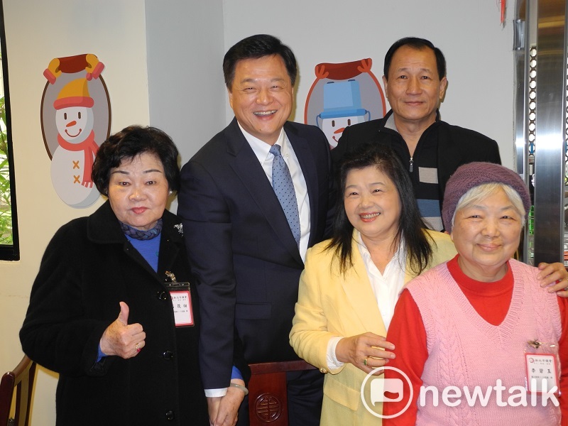 .周錫瑋今晚發表聲明，支持金介壽（後右）參選新北市長的理念，被解讀「周金夾擊侯」。 圖：王峻昌/攝