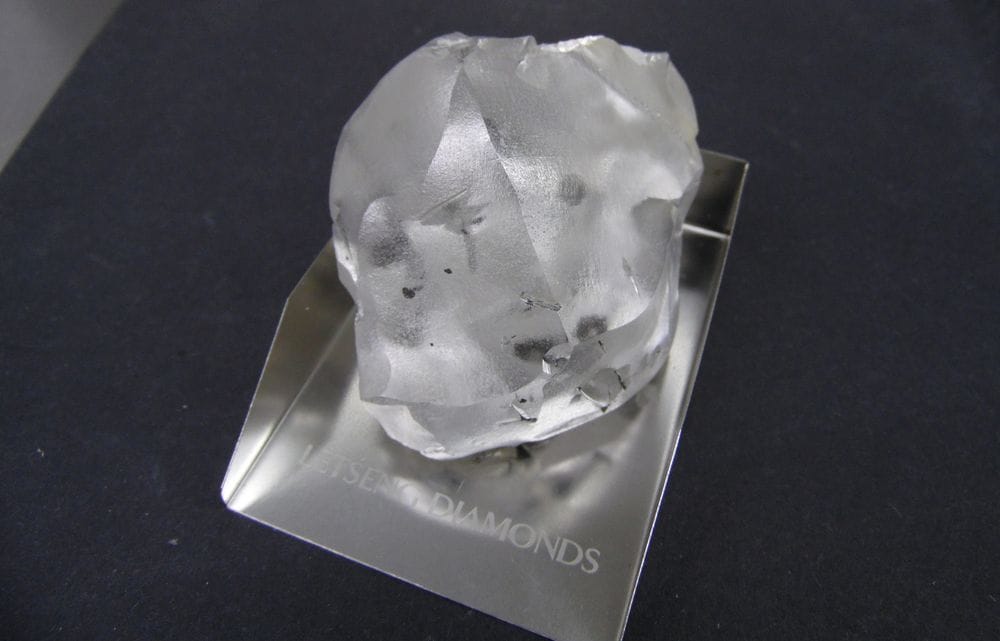 位於南非的賴索托王國賴岑礦脈（Letseng Mine）挖掘出一顆重達910克拉D色澤IIa型的鑽石。 圖：翻攝Sunday Times網站