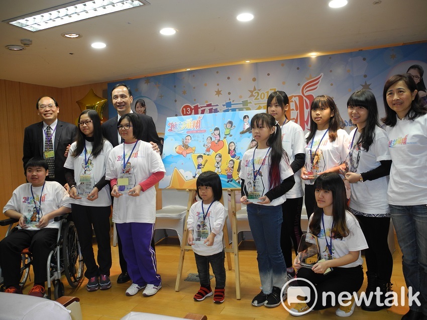 新北市府發表《擁夢飛翔13-十位新北市勇者-點亮生命燦光》一書，市長朱立倫頒獎表揚10位勇者學生。 圖：王峻昌/攝