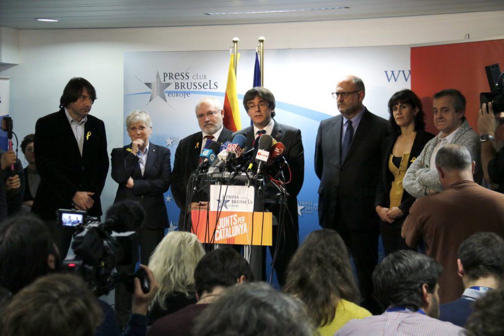 西班牙加泰隆尼亞新議會獨派政黨，有意推選普伊格蒙特（中）擔任自治區主席，但他仍在被通緝中。 圖：翻攝「全力為加泰隆尼亞」聯盟