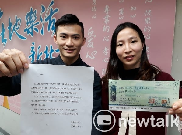 無名氏今年捐給新北市的2千萬元支票和聲明。 圖：王峻昌/攝