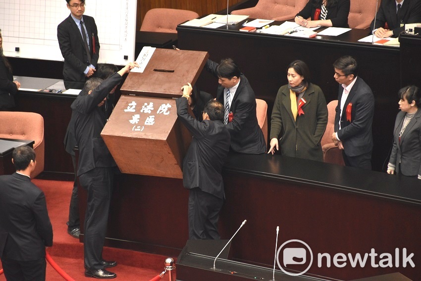 上午9點開始投票，至11點截止並開票。 圖：趙婉淳／攝
