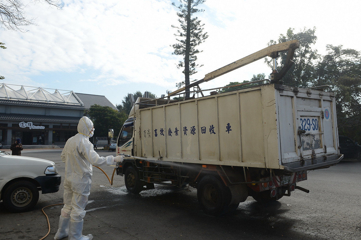 禽流感防疫升級，化製運輸車進入雲林皆需消毒。 圖：雲林縣政府提供