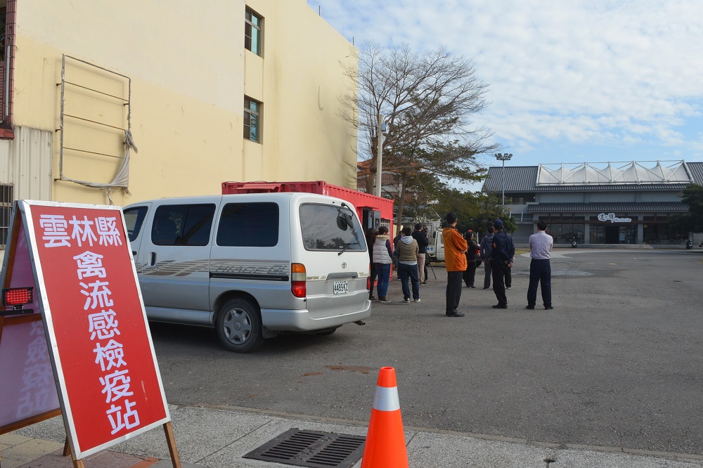 為防範禽流感，雲林縣今日於西螺道之驛成立化製運輸車檢疫站。 圖：雲林縣政府提供