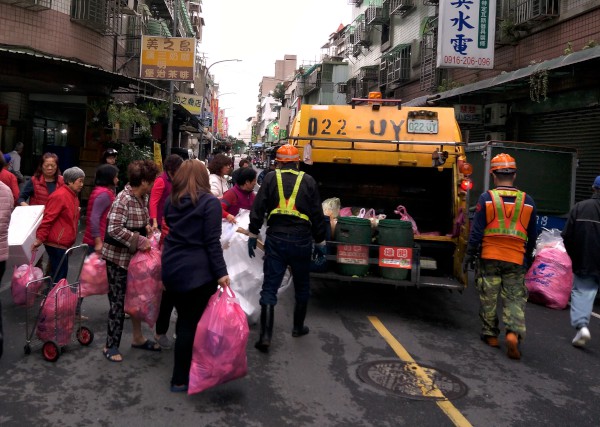 新北市小年夜、除夕各區清潔隊員將加班收運垃圾，而初一至初三則是停止收運垃圾。 圖：新北市政府/提供