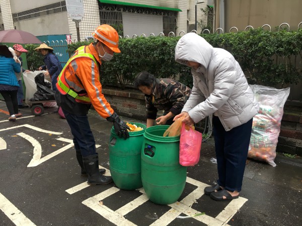 市民朋友需將家中廚餘妥善分類後交付清潔隊回收。 圖：新北市政府/提供