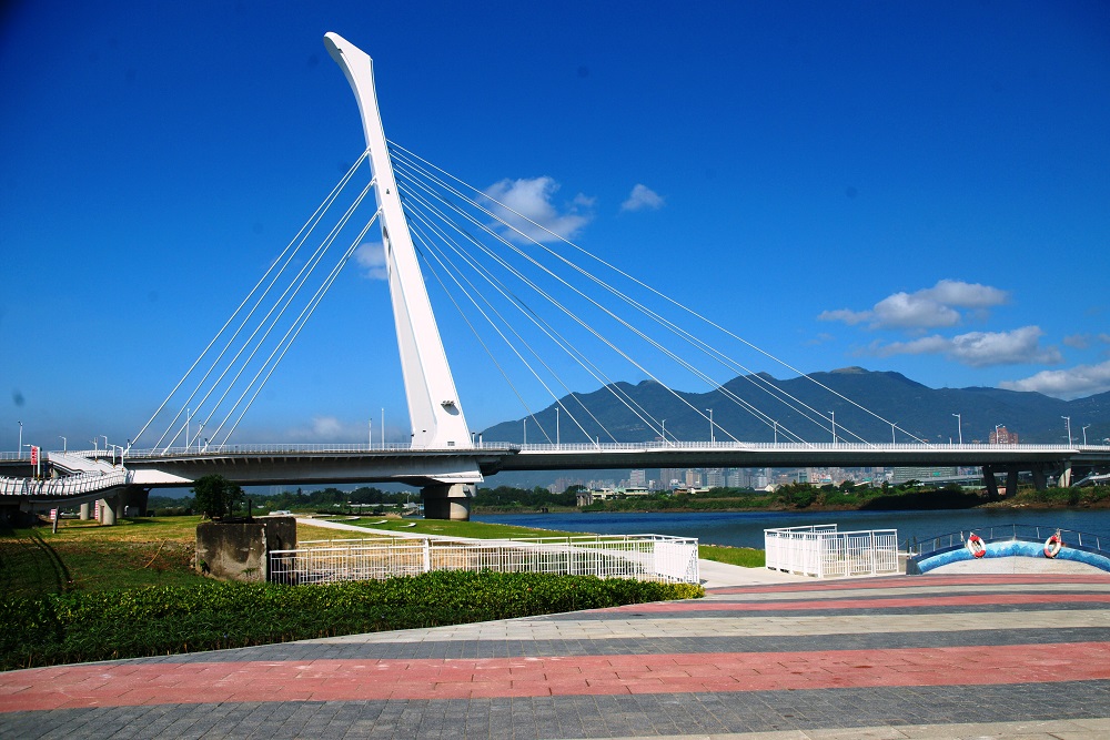 社子大橋下，社子島現在又有新增沙坑、籃球場和水岸廣場登場，社子將成為假日市民朋友們周末出遊的好去處。 圖：台北市政府/提供