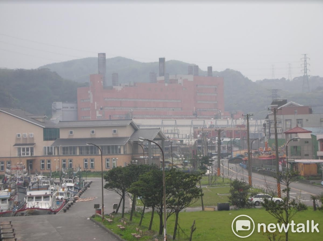深澳燃煤場昨天舉辦第三次環差會議，專案小組卻決定以「通過」與「重新辦理環評」兩案並陳的結果送大會。對此，綠色公民行動聯盟深感遺憾並表示，會出現差異如此巨大的「兩案」並陳，就是因為台電在諸多開發細節與替代方案皆沒有完整討論與釐清，才會使得環差會議難以做出有共識的單一結論。 圖：王峻昌／攝