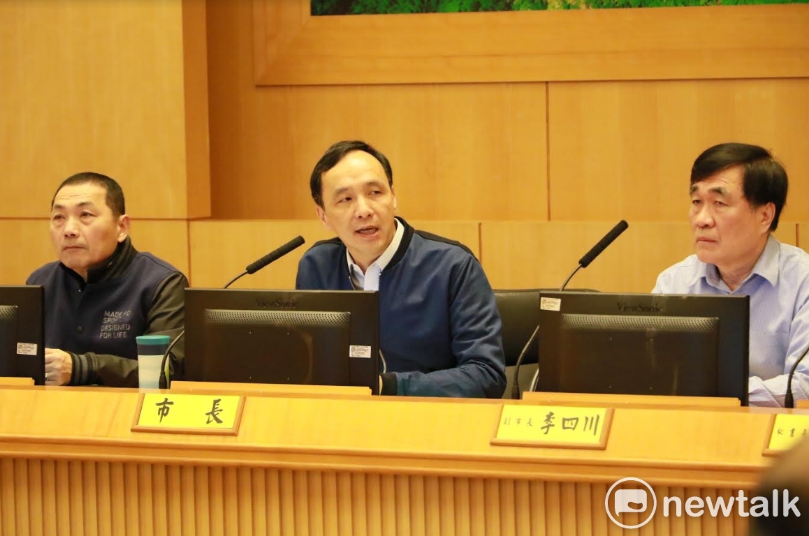 新北市長朱立倫今在市政會議宣示要透過「停發生煤許可」等七枝箭，2年內達成「減少一座燃煤電廠污染量」的目標。 圖：王峻昌/攝