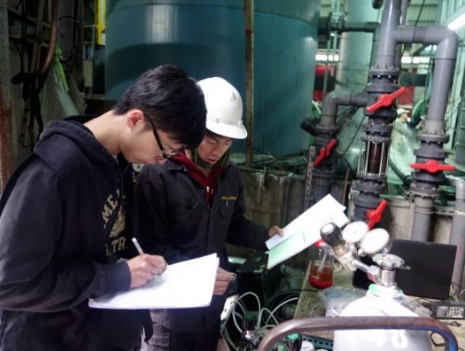 新北市環保局執行工廠檢測查核，現場確認檢測公司氣體鋼瓶是否符合規定。 圖：新北市環保局/提供