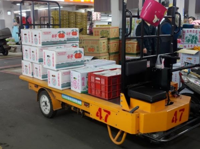 環保局引進電動蔬果運輸車，讓來往於果菜批發市場的市民也能享有好空氣。 圖：新北市環保局/提供