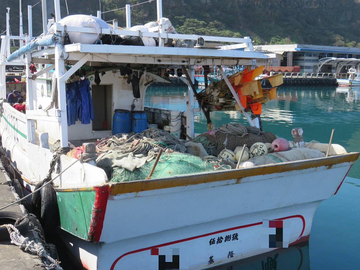 一艘八斗子藉刺網漁船違規在彭佳嶼近岸500公尺內，以底刺網環繞嶼作業，違法被逮。 圖：基隆市政府 / 提供