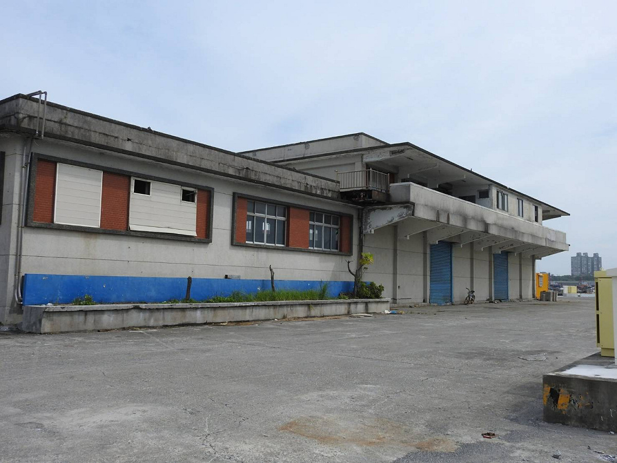 16號碼頭客運大樓拆除作業，作為未來花蓮港規劃藍色公路基地使用。 圖：港務局提供