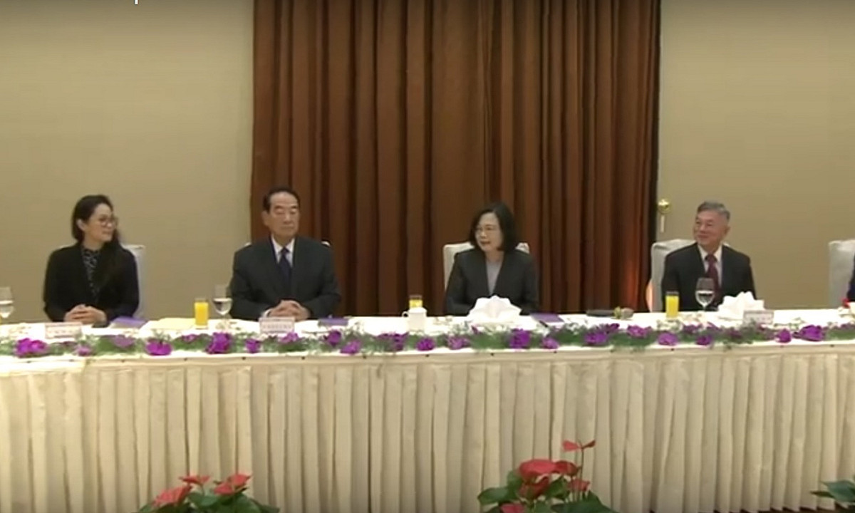 總統蔡英文16日中午宴請台灣出席APEC代表。 圖：總統府提供