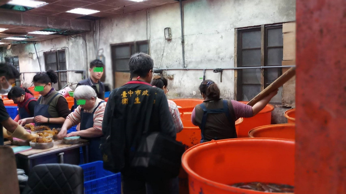 台中市食安處接獲民眾舉報，今 (16) 日稽查一家位於台中南區專門生產海參的商號，工廠環境髒亂無比，食安處當場責令業者限期改正，並勒令工廠暫停作業。 圖：台中市食品藥物安全處/提供