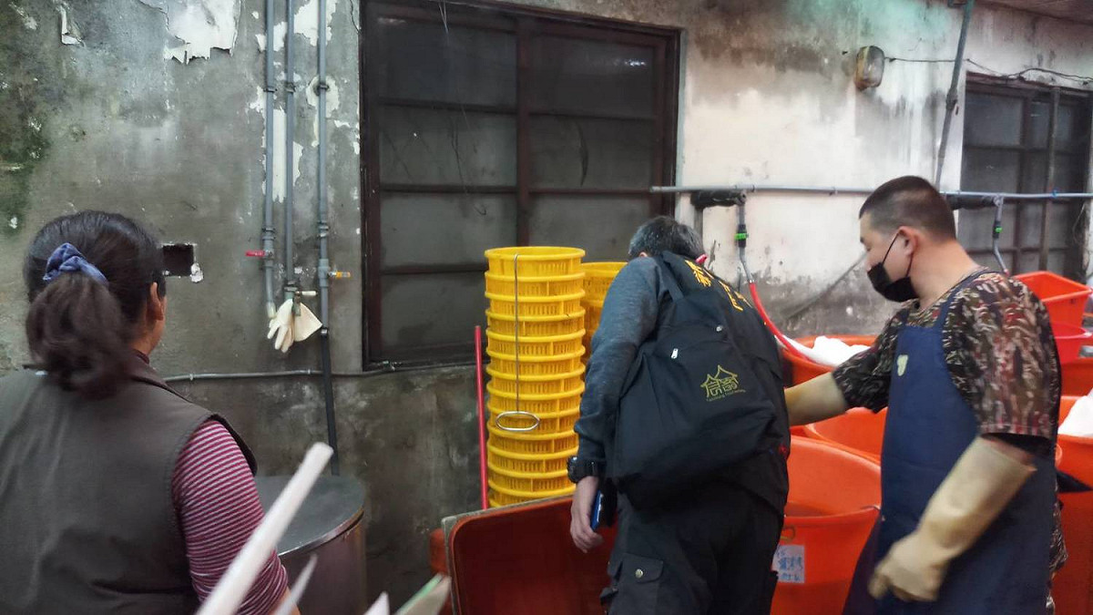 食安處表示，呼籲全市食品業者做好自主管理，違規者除將依違反食品安全衛生管理法第8條及第44條規定，處6萬元以上2億元以下罰鍰外，並將依食安法第41條規定。對於有違反第8條第1項所定標準之虞者，得命食品業者暫停作業及停止販賣，並封存該產品，請食品業者務必確實遵行法令規定。 圖：台中市食品藥物安全處/提供