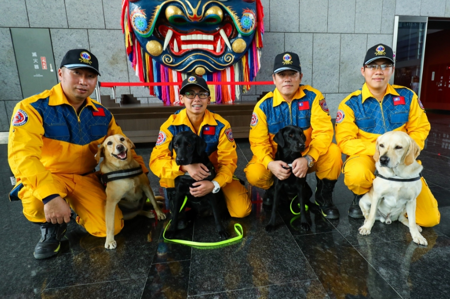 台中市消防搜救犬合照。 圖：台中市政府/提供