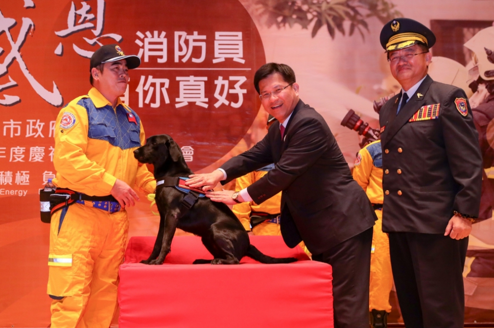 林佳龍為台中搜救犬授階。
 圖：台中市政府/提供