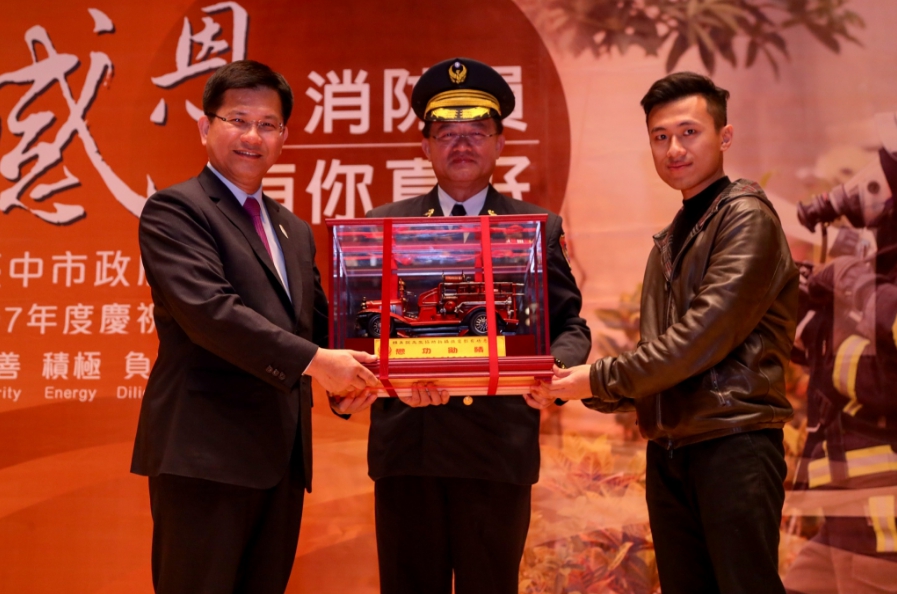 林佳龍表揚役男賴禹諾，感謝他服役期間擔任導演，協助拍攝7部消防微電影。 圖：台中市政府/提供