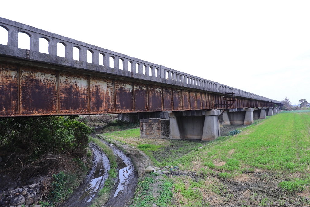 舊大安溪橋屬於「石工橋」型式，構造則為西元1920年代廣泛運用的鈑桁橋技術，橋墩表面石材均取自大安溪河床，石砌工法細緻。 圖：取自台中市政府官網