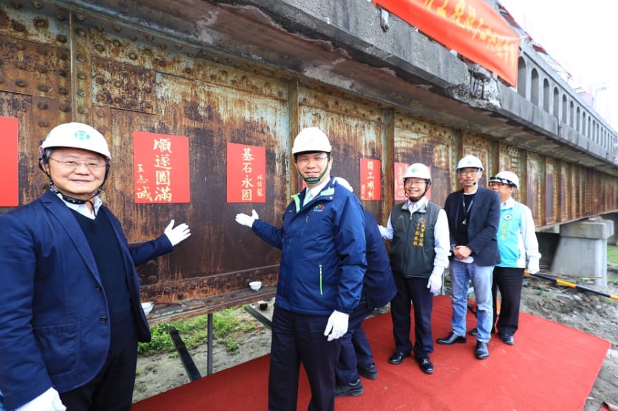 林佳龍以「基石永固」預祝舊大安溪橋修復暨再利用工程順利。 圖：取自台中市政府官網