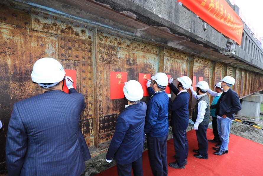 與會來賓工同題字。 圖：取自台中市政府官網