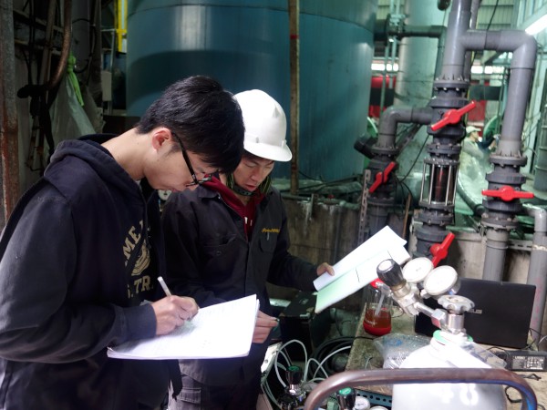 配合空汙政策，新北市環保局執行工廠檢測查核，現場確認檢測公司氣體鋼瓶是否符合規定。 圖：新北市政府/提供