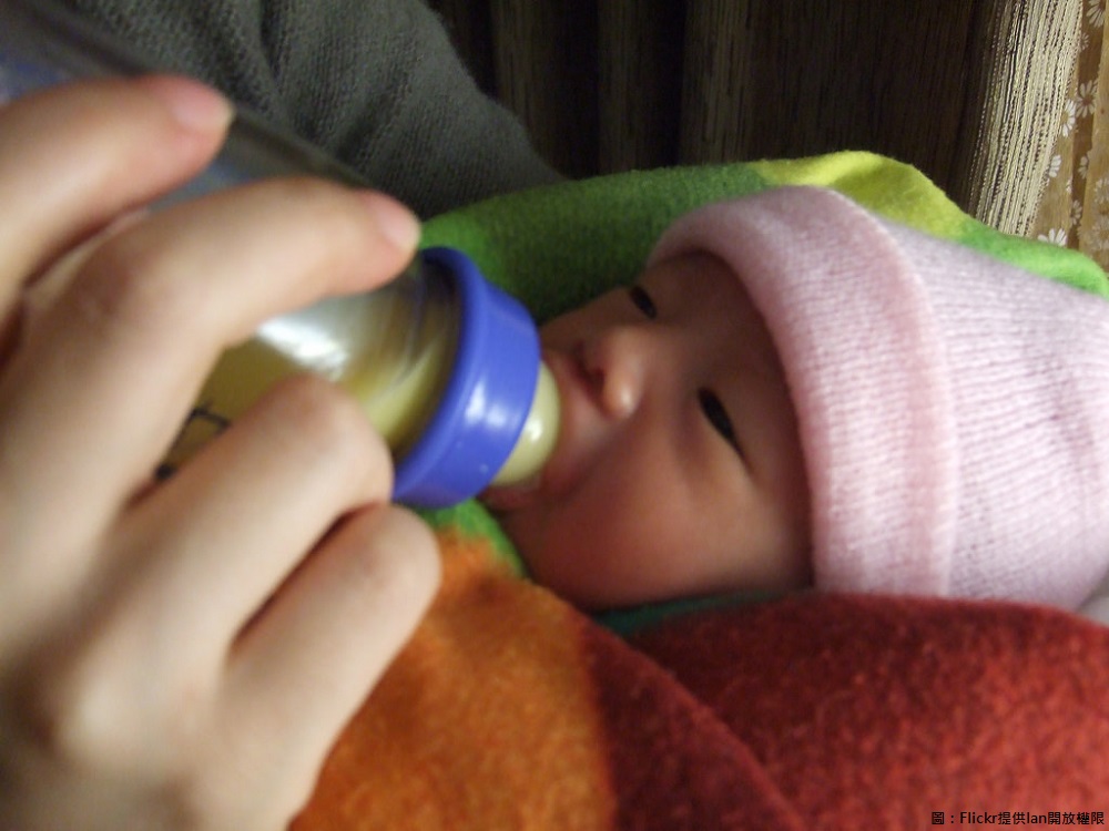 衛福部鼓勵以母乳哺育為優先。 圖：Flickr提供lan開放權限