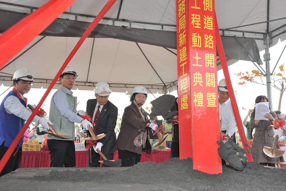 林園海洋濕地公園開闢北側道路將拓寬為15公尺道路，並同時也將改善當地舊有養殖管線佈設雜亂問題，預計今年10月開放通行。 圖:高雄市府提供