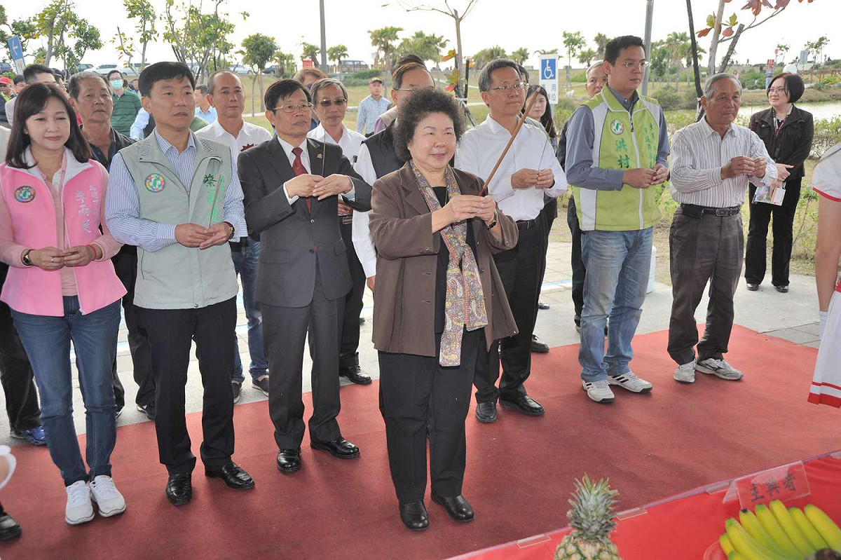 林園海洋濕地公緊鄰濕地公園北側，範圍自西側港嘴二路起，往東至高87線（後厝路）止，長度約542公尺，拓寬後路寬15公尺，配置有雙向混合車道、人行步道、道路排水溝渠，同時重新配置抽水箱涵，改善當地舊有養殖管線佈設雜亂問題，有助提升公園的生態旅遊效益及觀光發展。 圖:高雄市府提供