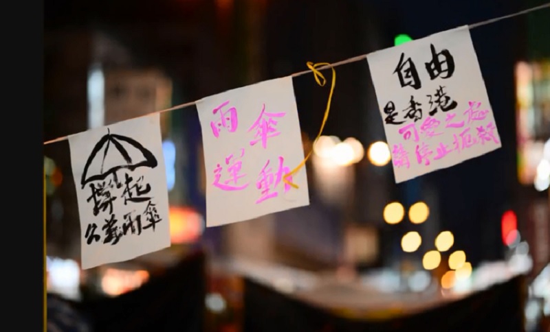 香港2014年9月26日至12月15日發生的一系列爭取真普選的公民抗命行動，被稱為雨傘運動。 圖：翻攝youtube