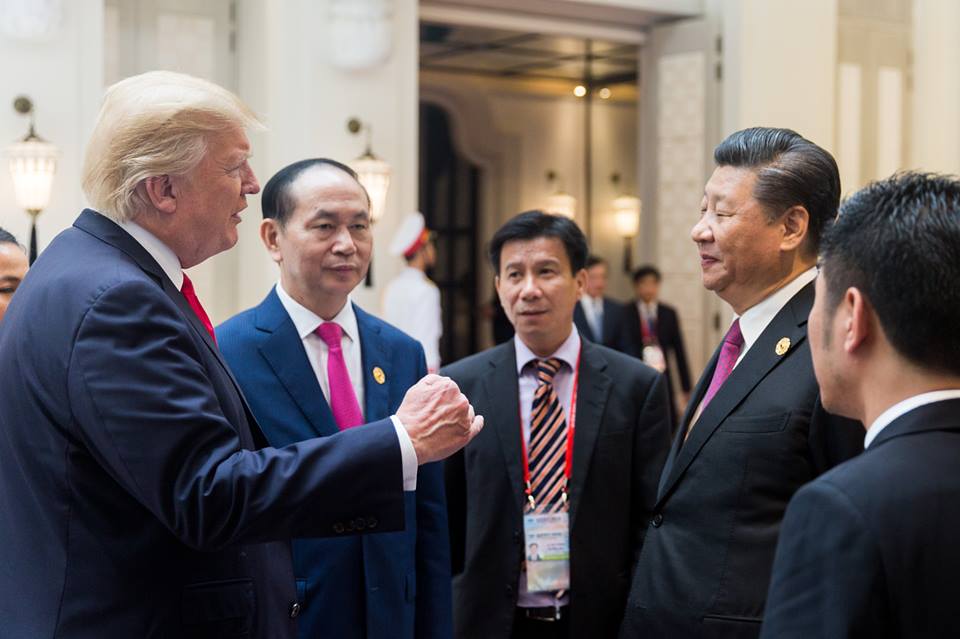 美國總統川普（左）去年訪問中國，會晤中國領導人習近平（右二），這次又針對雙方貿易與朝鮮半島局勢，再度熱線。 圖：翻攝白宮臉書