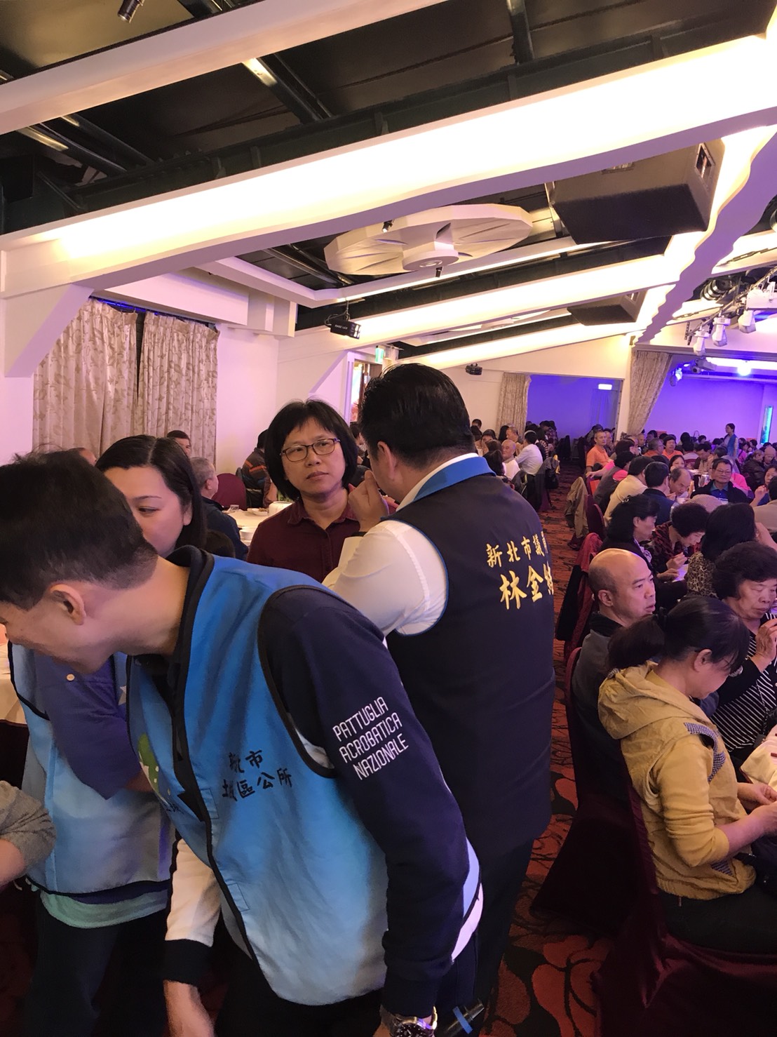 市議員林金結（背對鏡頭者）與土城公所民政課長蕭茹分（戴眼鏡者）交涉未果。 圖：讀者/提供