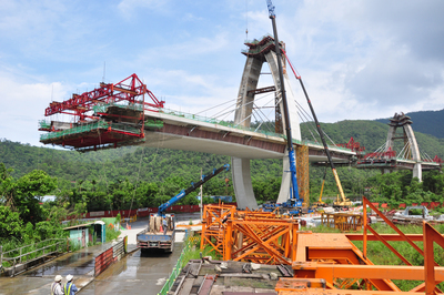 蘇花改蘇澳到東澳段的白米脊背橋，外觀很像飽滿米粒。公路總局當初在規劃時，參考當地舊地名「白米甕」來設計。圖為當初施工時畫面。 圖 : 中央社