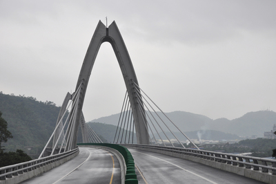 蘇花改蘇澳到東澳段的白米脊背橋，是國內首座複合型系統橋梁（波形鋼腹板雙塔脊背橋）。飽滿米粒狀的橋樑造型，靈感來自當地舊地名「白米甕」。 圖 : 中央社